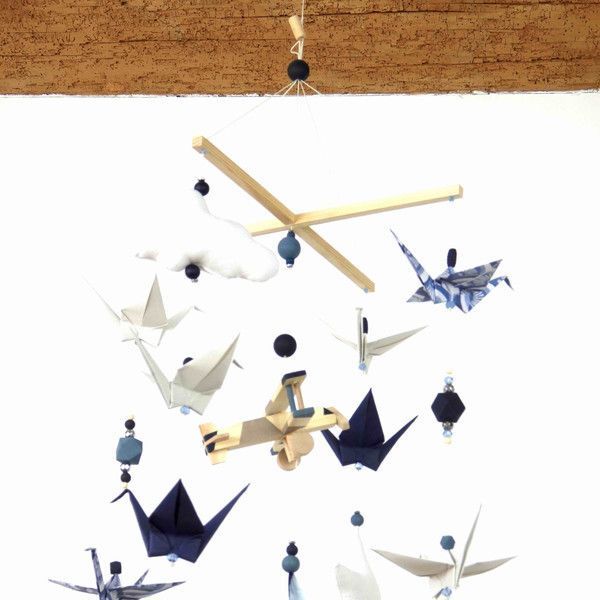 Mobile bébé origami avion bois bleu ciel, bleu gris et blanc