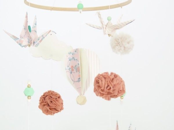 Mobile Bebe Montgolfiere Origamis Rose Pale Rose Vieilli Beige Et Vert Pastel L Atelier Des Createurs