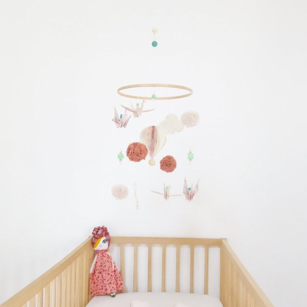 Mobile Bebe Montgolfiere Origamis Rose Pale Rose Vieilli Beige Et Vert Pastel L Atelier Des Createurs