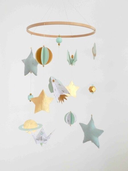 Mobile bébé origami fusée, système solaire vert eau, doré et blanc - L' Atelier des Créateurs