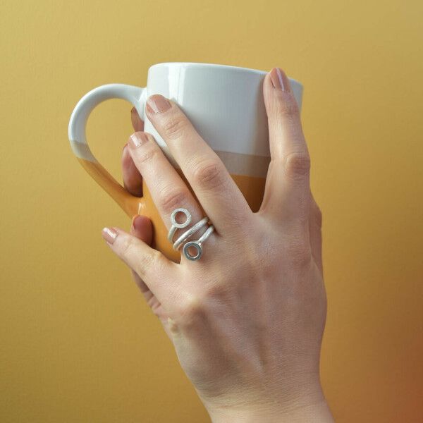 Mug personnalisable et son accessoire en mailles - L'Atelier Carré